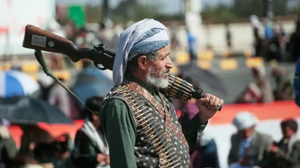 Husiler, Aden'deki Başkanlık Sarayı'nı balistik füzelerle vurdu
