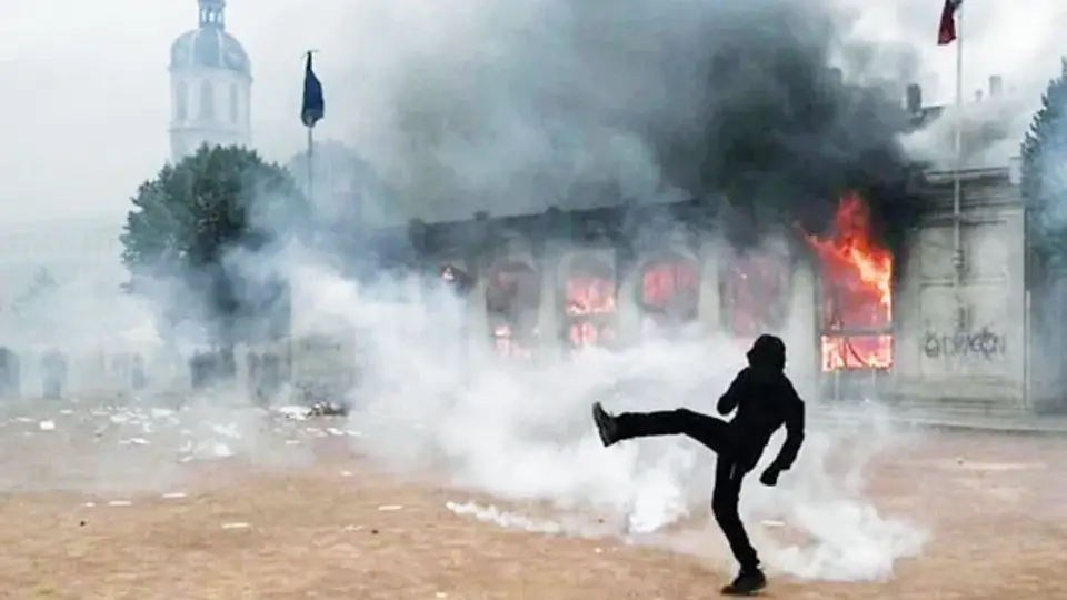 Fransa'da protestolar siyasete sıçradı: İstifa ve olağanüstü hal uyarısı