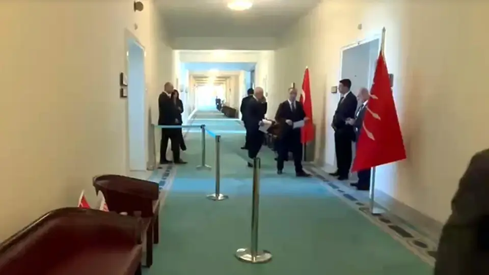 YENİ Parti Grup Başkanvekili Murat Emir, TBMM'de CHP Genel Başkanı Kılıçdaroğlu'nun makam odasının karşısında şerit çekti