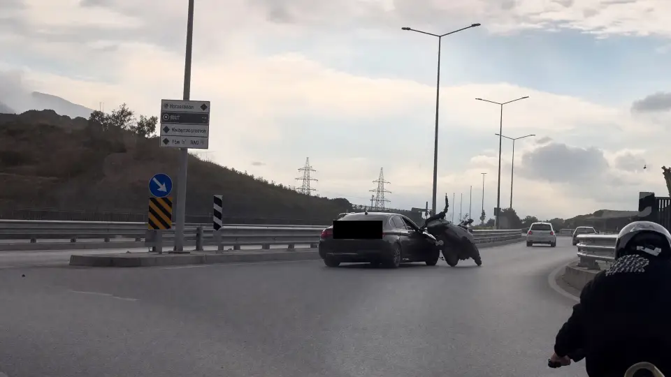 Drift atan otomobil motosiklete çarptı, sürücü yaralandı