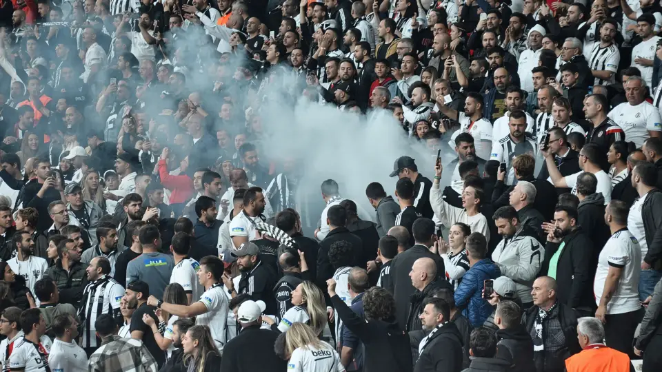 Trabzonspor-Beşiktaş maçında meşale yakan taraftarlara soruşturma açıldı