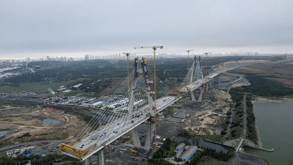 İstanbul'da 196 metre yüksekliğinde 8 şeritli Sazlıdere Köprüsü yükseliyor
