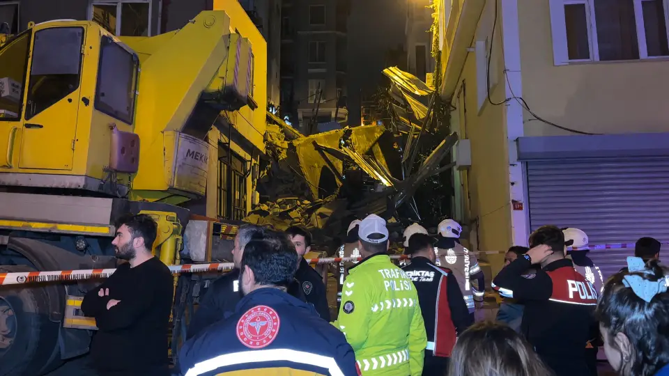 Beyoğlu'nda 5 katlı metruk bina çöktü