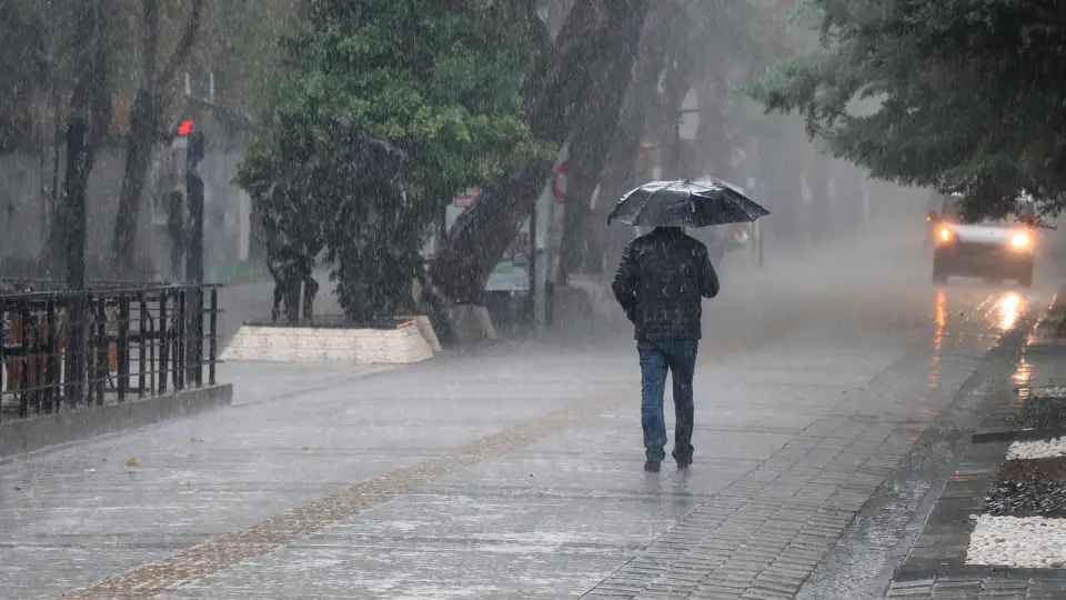 İstanbul'da akşam saatleri için yağış uyarısı ve 19 ilde sarı-turuncu kodlu uyarılar