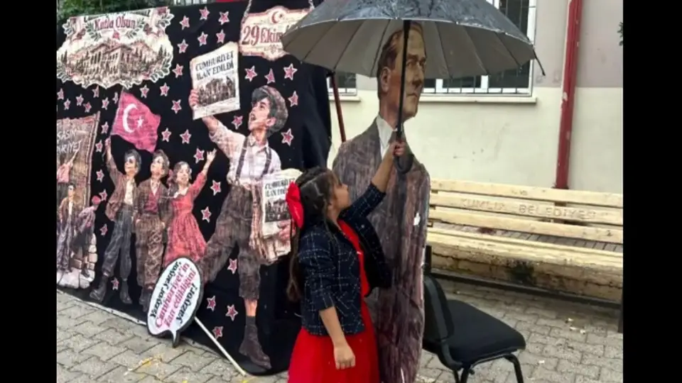 Minik Meryem, Hatay'da Atatürk Maketini Yağmurdan Korudu