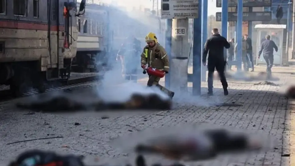 Rusya Ukrayna'da tren istasyonunu vurdu: 13 ölü, 10 yaralı