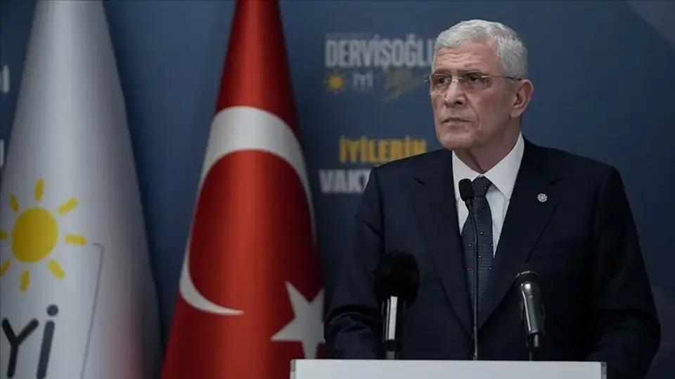 Dervişoğlu Bahçeli'nin Koluna Girdi