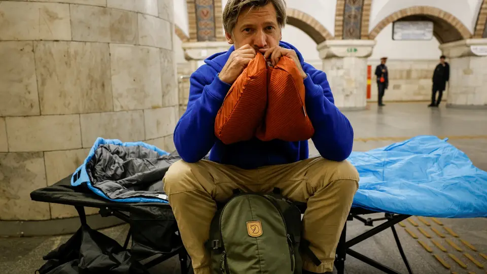 Game of Thrones oyuncusu Nikolaj Coster-Waldau, Kiev'de hava saldırısı sirenleri çalınca metroda sığındı