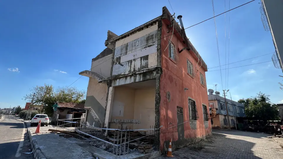 Mersin’deki İnşaat Faciasından Deprem Dramı Çıktı: Eşini ve Kızlarını Kaybettiği Felaketten Sağ Kurtulmuştu