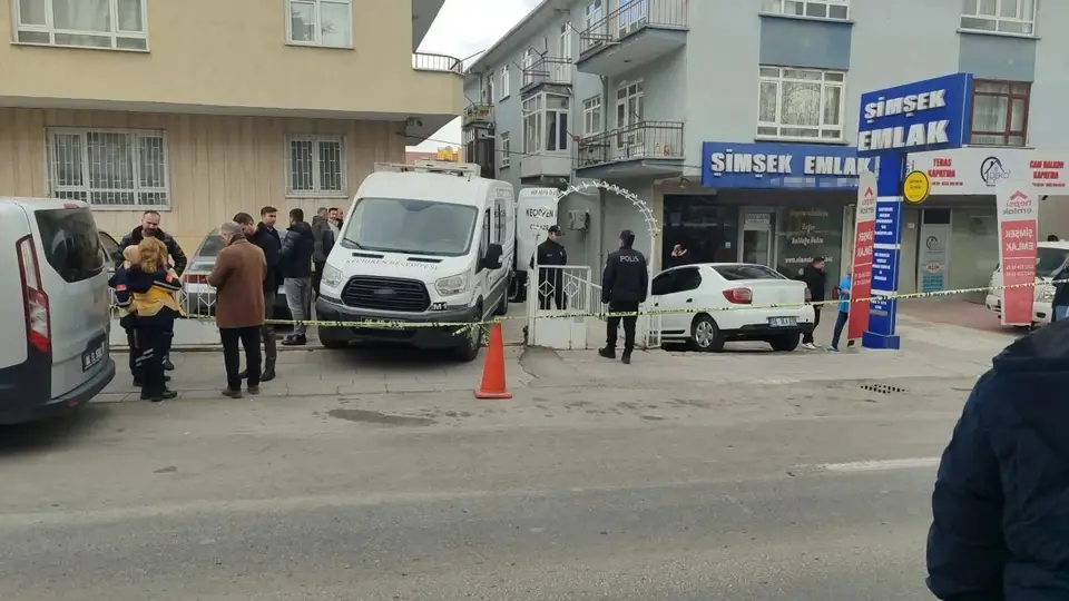 Ankara'da Cinnet Geçiren Anne Çocuklarını Bileklerini Keserek Öldürdü!