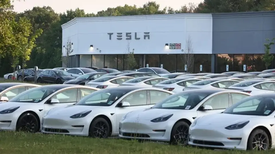 Tesla Batıyor Mu? 2025 Satışları Alarm Veriyor