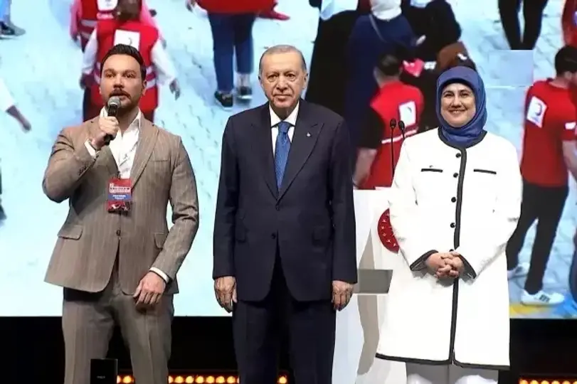 Sinan Akçıl, Kızılay için Bestelediği Şarkıyı Cumhurbaşkanı Erdoğan'la Birlikte Seslendirdi