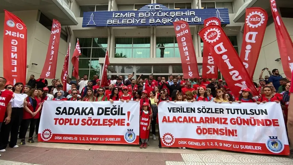 İzmir'de Belediye İşçileri Grev Kararı Alınca Cadde ve Sokaklar Çöp Doldu!