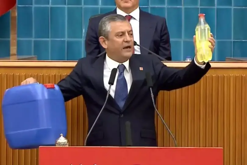 Özel'den Hükümete Mazotlu Protesto: "Yetkiyi Verdiniz, Etkiyi Gördünüz"
