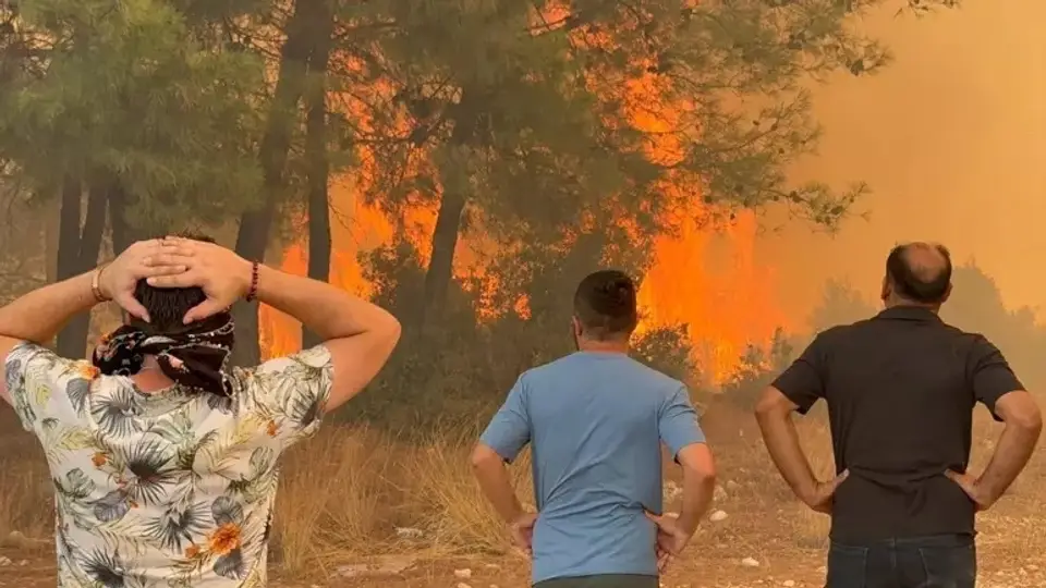 Antalya ve Karabük'te Orman Yangınları: Yerleşim Yerleri Tahliye Edildi