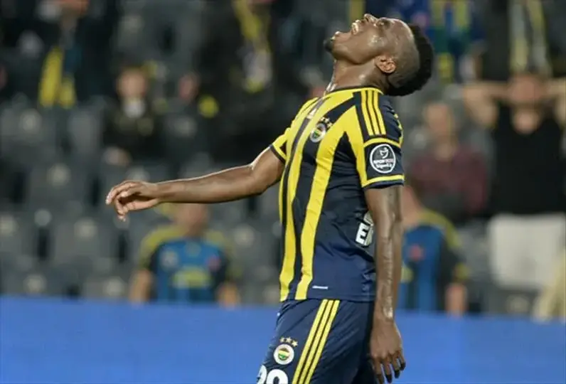 Fenerbahçe'nin Unutulmaz Golcüsü Emenike Yıllar Sonra İstanbul'da: Mahalle Kahvesinde Kivi Keyfi Yaparken Görüldü