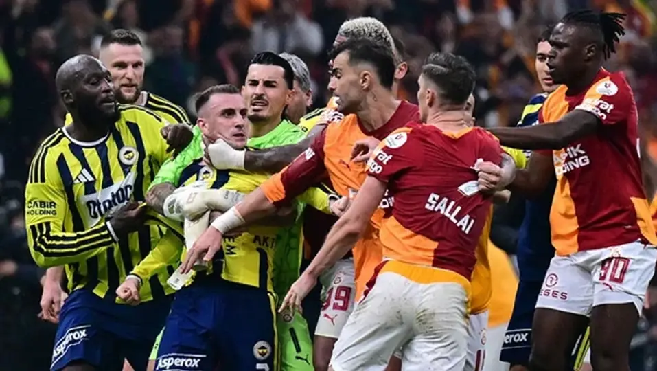 Galatasaray-Fenerbahçe derbisinde futbolcular arasında arbede yaşandı