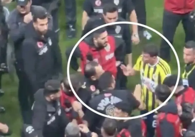 Derbide Son Düdükle Birlikte Tansiyon Tavan Yaptı: Mert Hakan Yandaş ile Polis Memurları Arasında Gergin Anlar