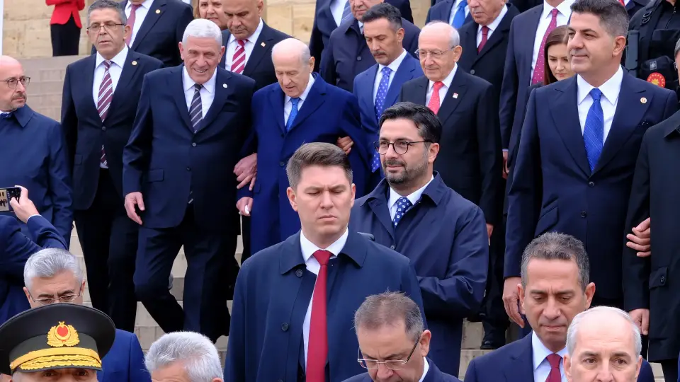 Bahçeli ve Dervişoğlu, Anıtkabir Merdivenlerinden Kol Kola İndi