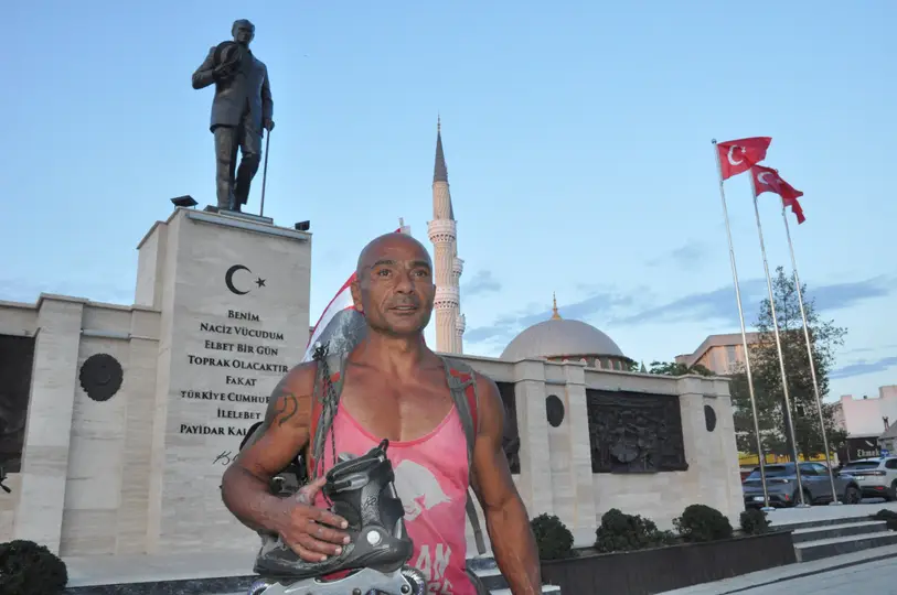 “Çocuklar için 4 bin 500 kilometre” sloganıyla Frankfurt’tan yola çıkan Murat Sağlam, 10 ülkeyi geçerek Türkiye’ye ulaşt