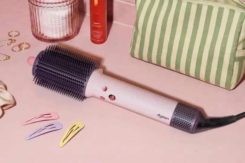 Dyson, ilk kurutma fırçasını ve yeni saç düzleştiricisini tanıttı