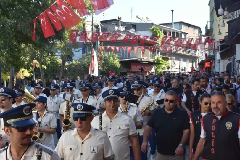 YOL KENARINDAN BAYRAK SALLADILAR