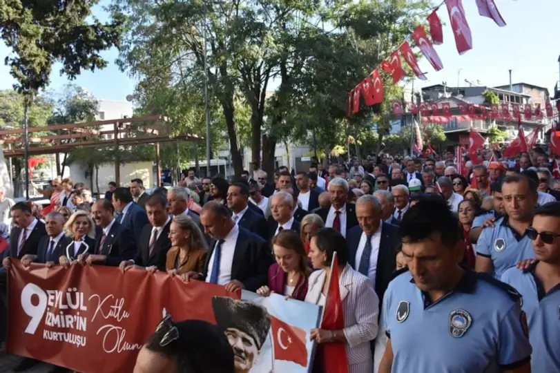 YOL KENARINDAN BAYRAK SALLADILAR