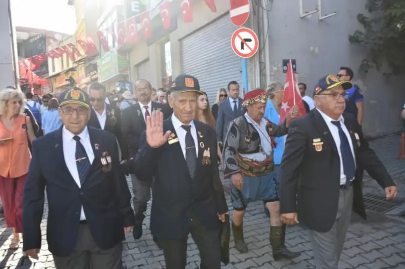YOL KENARINDAN BAYRAK SALLADILAR