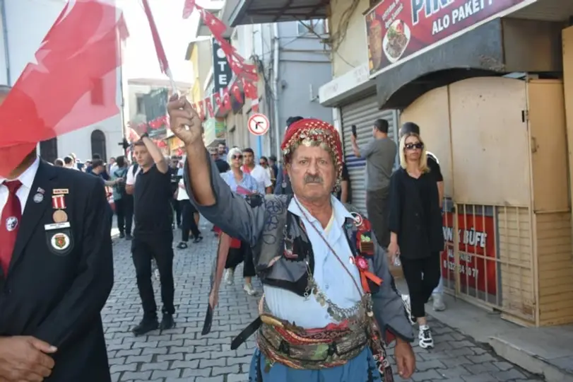 YOL KENARINDAN BAYRAK SALLADILAR