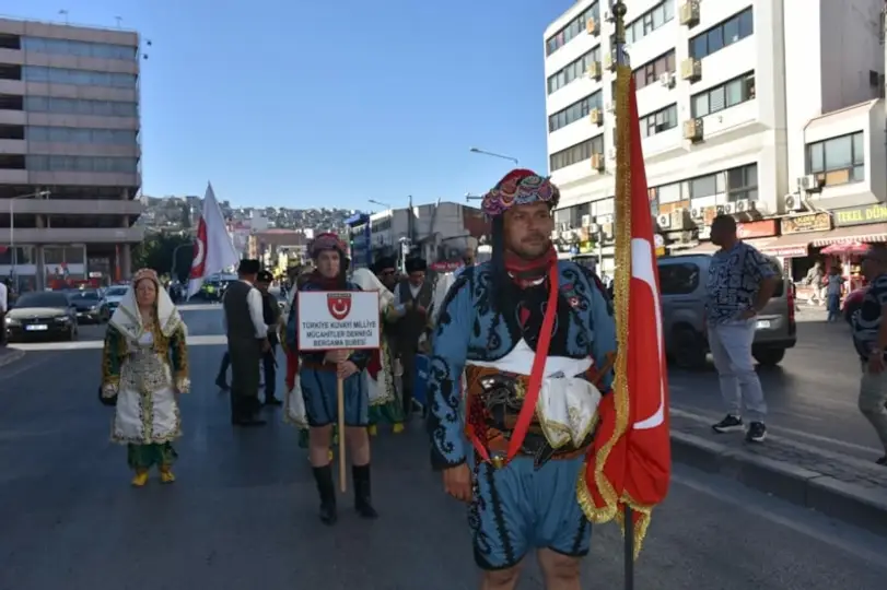 YOL KENARINDAN BAYRAK SALLADILAR