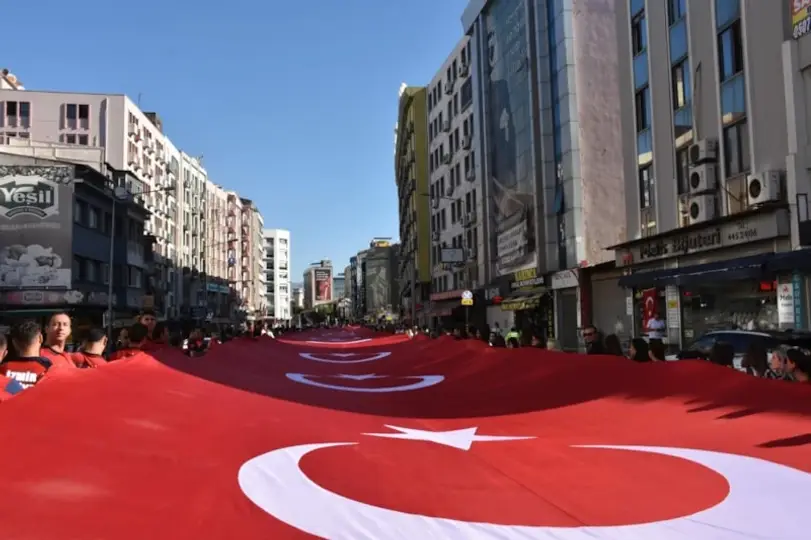 YOL KENARINDAN BAYRAK SALLADILAR