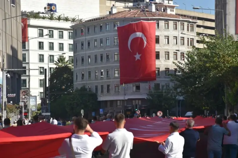 YOL KENARINDAN BAYRAK SALLADILAR