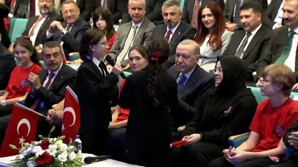TÜRKÜ SÖYLEYEN ÖĞRENCİLERE KATILDI