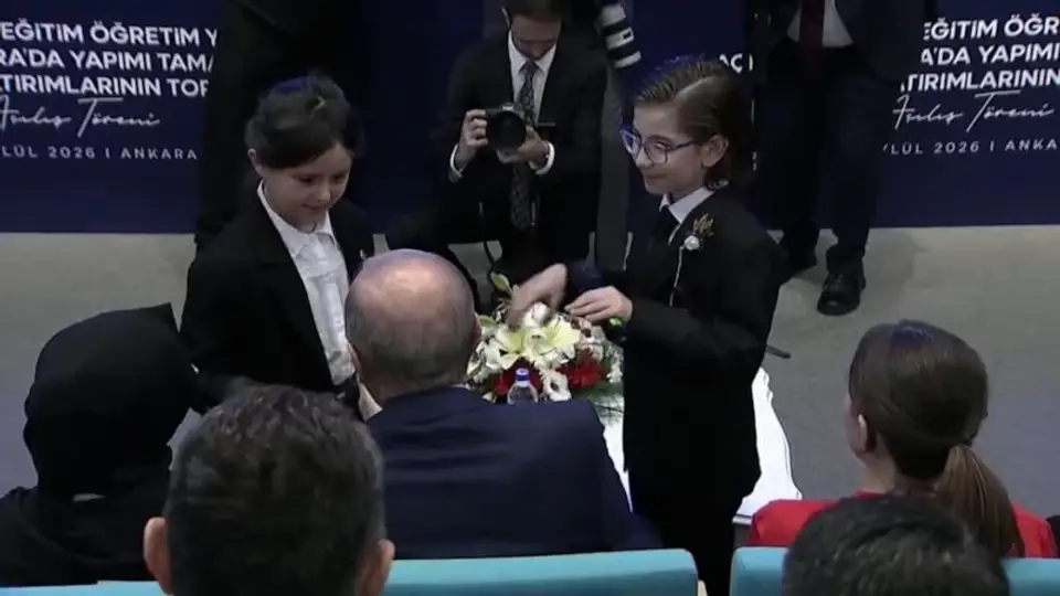 MİNİKLERİN PERFORMANSINA EŞLİK ETTİ