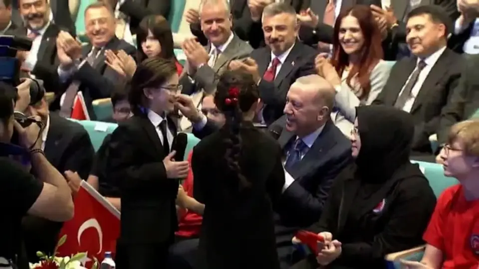 MİNİKLERİN PERFORMANSINA EŞLİK ETTİ