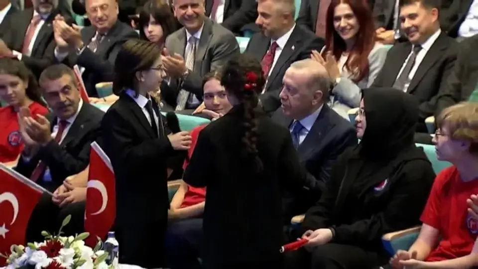 MİNİKLERİN PERFORMANSINA EŞLİK ETTİ