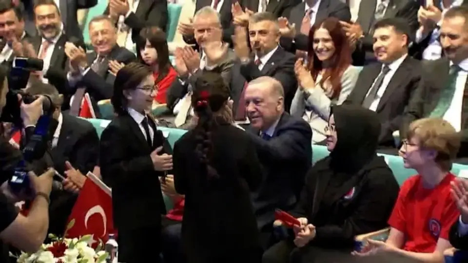 MİNİKLERİN PERFORMANSINA EŞLİK ETTİ