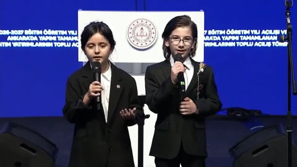 MİNİKLERİN PERFORMANSINA EŞLİK ETTİ