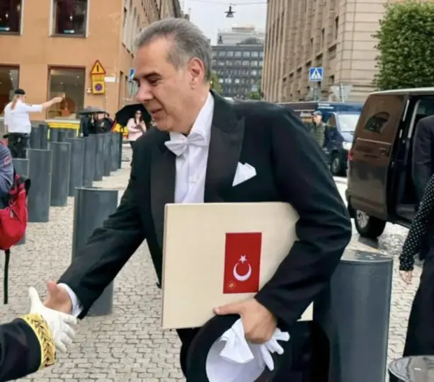 FRAK GİYMEYİ TERCİH ETTİ
