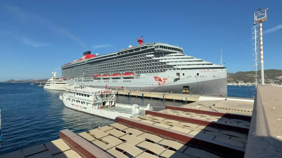 Kuşadası ve Bodrum'a dev gemilerle turist akını