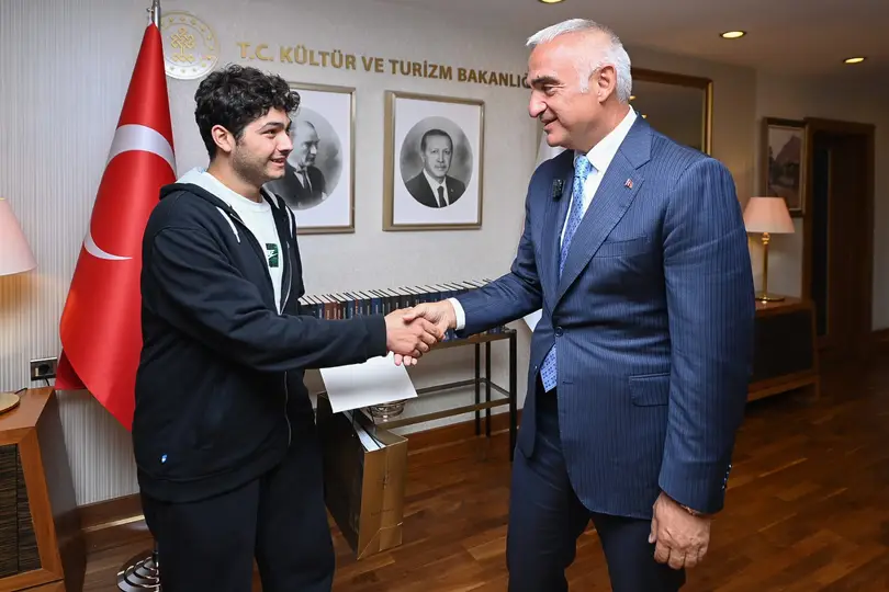 Bakan Mehmet Nuri Ersoy, zorlu yaşam koşullarına rağmen Hacettepe Üniversitesi Tıp Fakültesini kazanan 18 yaşındaki öğre