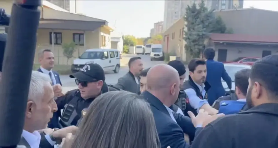 POLİS EKİPLERİNE SALDIRDILAR