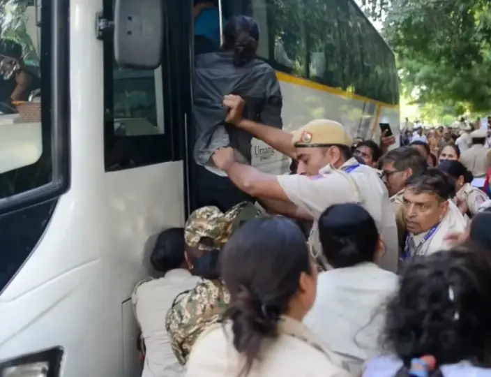 Hamam Böceği Halk Partisi liderleri serbest bırakıldı