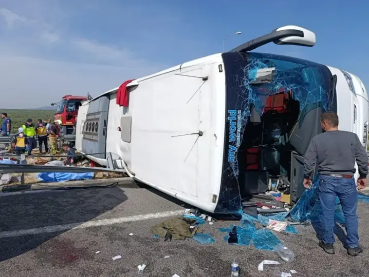 Manisa’da katliam gibi kaza TIR ile otobüs çarpıştı: 11 ölü, 27 yaralı