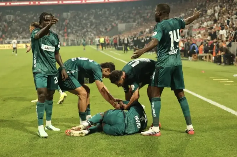 GOL SONRASI KAFASINA İÇİ DOLU PET ŞİŞE FIRLATILDI