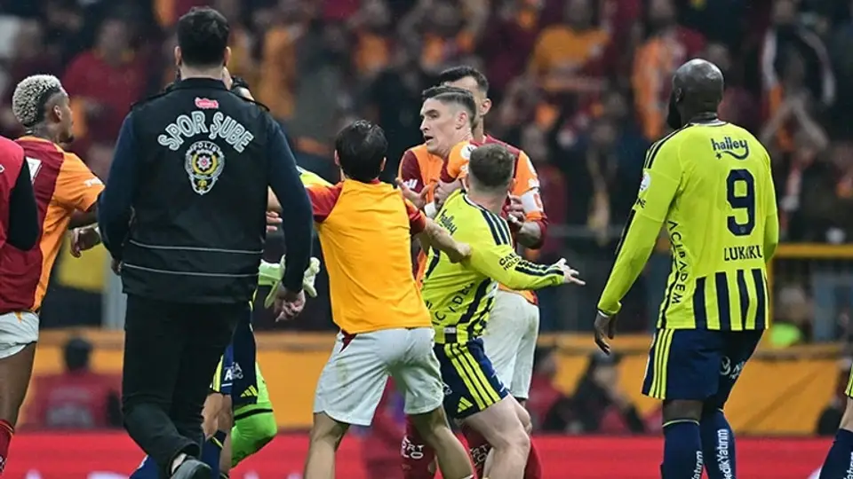 Galatasaray-Fenerbahçe derbisinin ardından büyük kavga: Futbolcular birbirlerine girdi Polisler sahaya indi