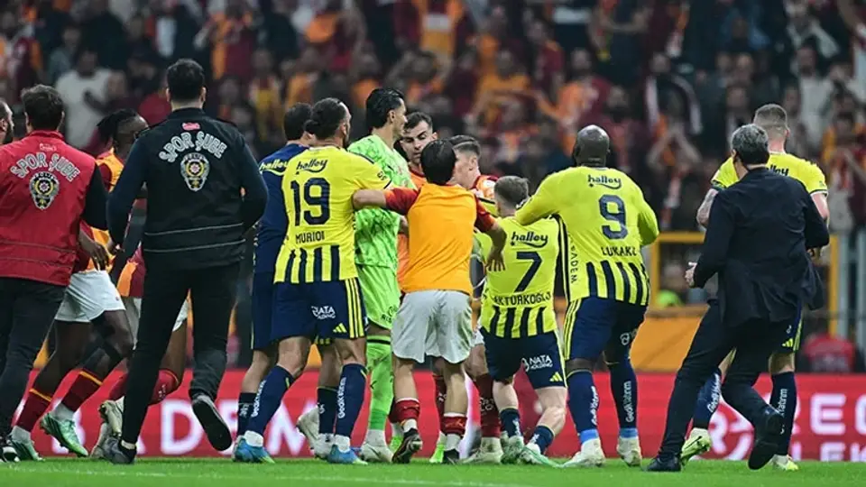 Galatasaray-Fenerbahçe derbisinin ardından büyük kavga: Futbolcular birbirlerine girdi Polisler sahaya indi