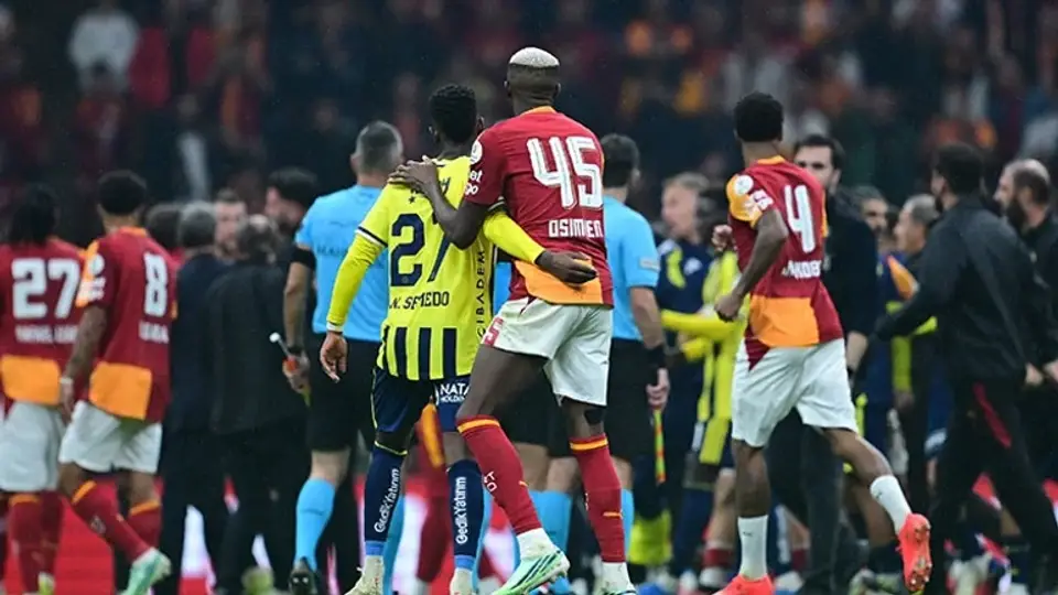 Galatasaray-Fenerbahçe derbisinin ardından büyük kavga: Futbolcular birbirlerine girdi Polisler sahaya indi
