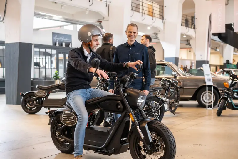 120 km menzilli klasik bobber görünümlü elektrikli motosiklet