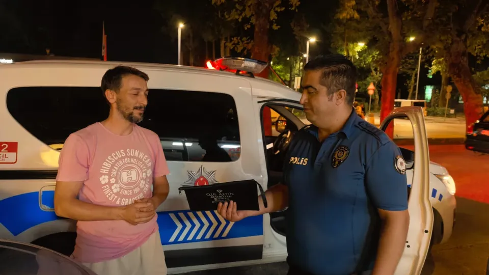 Bursa'da park halindeki aracın kaputundaki çantayı polise teslim etti